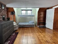 Spacious 5bd/3ba Catskills House w Pool, River/Lake Access, WiFi, A/C & Gameroom - 民宿