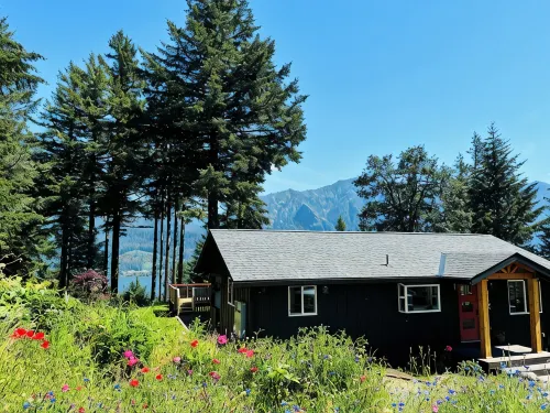 Farmstead Haven with River Views & Sauna - Homestays