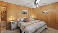 Central Heat & Air, WiFi, Wall Mural and Fully Fenced Minutes from Downtown