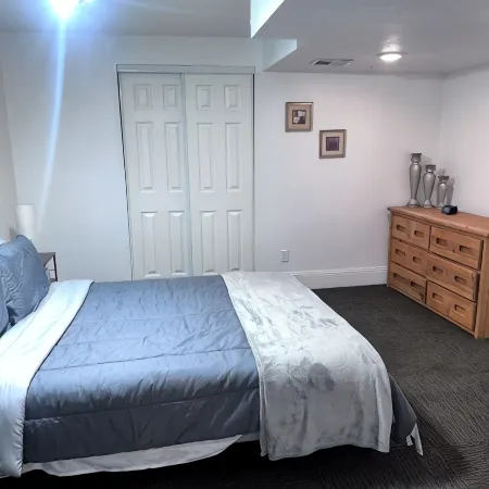 Convenient Walkout Basement Apartment, private entrance in Aurora with WiFi