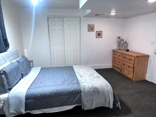 Convenient Walkout Basement Apartment, private entrance in Aurora with WiFi - บังกะโล