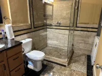 Cozy 2-Bedroom Suite w/ King Bed - Homestays