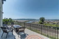 “Inn on the Harbor” Stunning sunsets, centrally located, cozy getaway!