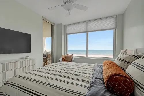 Beachfront! Coastal Designer Glam with Resort Amenities. Private Balcony & Grill - 按摩浴缸