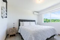Families&Couples Deluxe Ocean-View Apt 2min walk Mantas Beach 1.5hr from SanJose