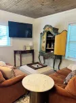Charming 2-bedroom cottage on the Square in Georgetown