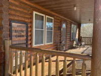 Cozy Cabin-real log cabin stay. Loft bed, woodsy decor, clean & cozy!