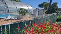 Chalet in a private park in Saint Pierre D'oléron - Hytter
