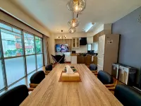 10 min walk to town and the ocean Spacious yard 鄰近金閣起雲閣的酒店