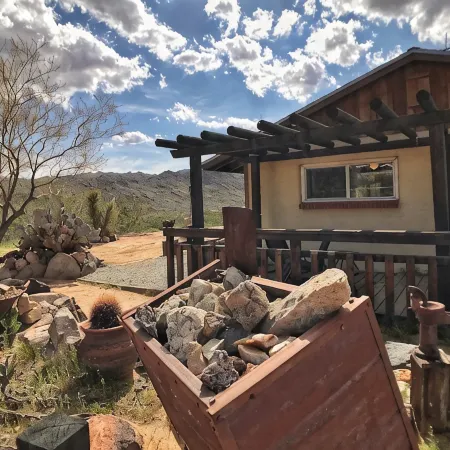 Clever Rabbit: 5-Acre Retreat Joshua Tree National Park with Starlink Internet