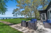 Lakefront 3-bedroom cottage on Sand Point with AC, WiFi, King bed, Firepit