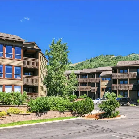 Top-Floor Condo Near Lifts With Hot Tubs, Pool, Washer/Dryer, On Demand Shuttle
