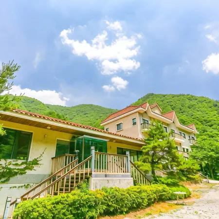 Yangsan Supsogui Hayanjip Pension Отели рядом с достопримечательностью «Водопад Paraeso»