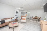 Luxury Centrally-Located 1Br/1BA Basement Apartment with Gym and W/D in Unit - 3 étoiles