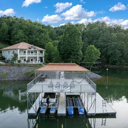 900ft of water frontage: Private Spacious Luxury Waterfront Point @ Smith Lake!