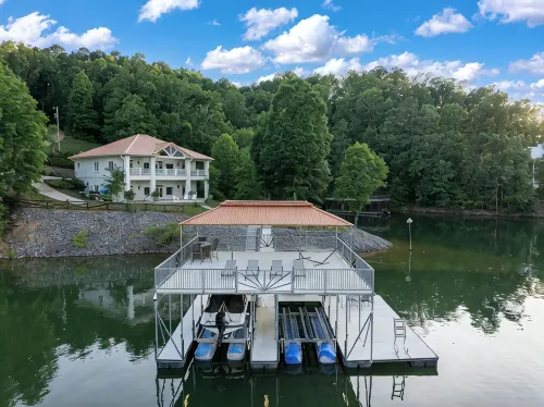 900ft of water frontage: Private Spacious Luxury Waterfront Point @ Smith Lake! - balcony