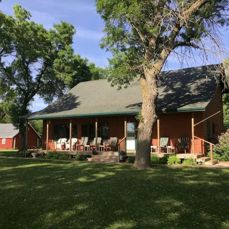 5 BR/2.5 BA Hunting & Fishing Lodge Отели в г. Кодингтон