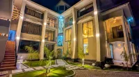 Milele is home-Cinema, gym, pool, bar-Bobiwine rd. Hotéis em 