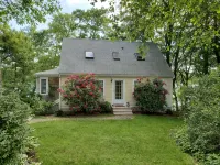 Beautiful Cape Cod Lakefront Retreat with Dock - Homestays