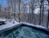 Onyx Grove Cabin • 2 bedrooms & HOT TUB!
