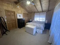 Gorgeous Chalet Getaway with Cabin Feel sleeps 10 at Innsbrook Resort