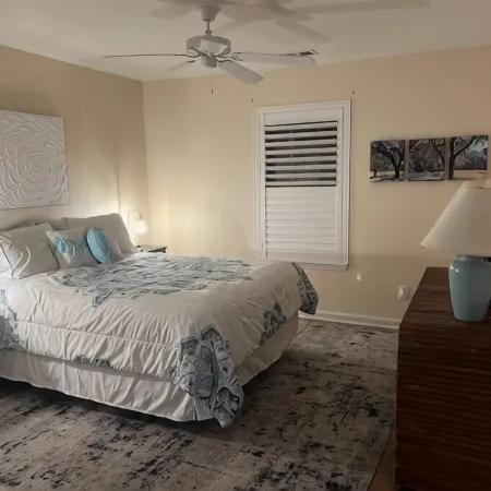 Comfy condo on the 17th green of True blue, min’s  to beach, shops & great food