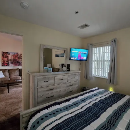 Romantic Summer Getaway for Two!! Easy Walk-in 1Bd 1BA Condo... No Steps!!!