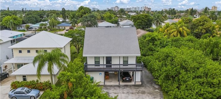 SEA LA VIE BEACH HOME ON 500 BLOCK-1/2 A MILE FROM OCEAN,SLEEPS 6, Fenced yard Hotels in North Naples