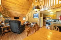Cozy 3-bdrm cabin in Warrens with AC WiFi and a beautiful view off the back deck