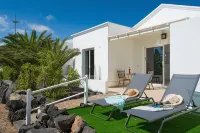 Luxurious A2 in a Small Complex with Communal Pool 100m from the Sea - บังกะโล