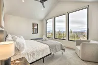 New Modern Mountain Retreat with Level 2 EV Charger - 4-Star