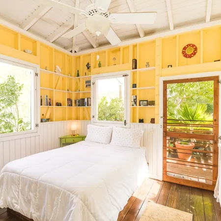 Lameshur Cottage's Guest House Отели в г. Сентрал
