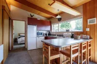 1970's Renovated,self contained 2 bedroom bach - 3 stjerner