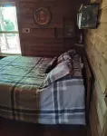Awesome private off grid cabin with creek view. - Homestays
