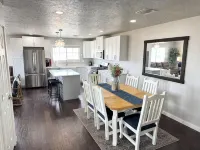 Private Upstairs Apartment with Game Room on 5 Acre Ranch - Homestays