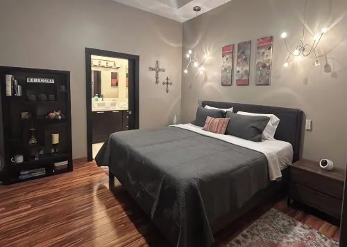 Modern 3000sf 4-Bedroom Loft in Historic Downtown Fort Scott - Wifi