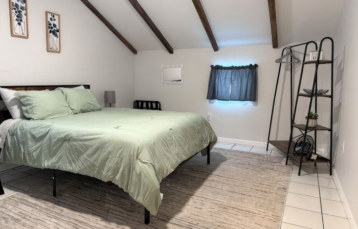 Charming 1-bedroom apartment in Greene for up to 4 guests, family & dog friendly