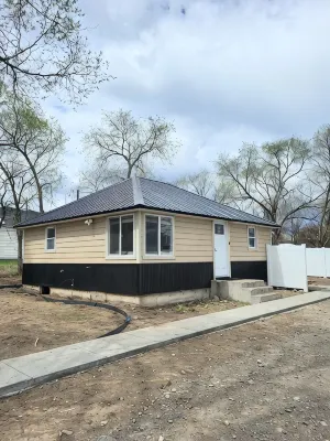 Salmon Bench Home w/ hot tub - Wi-Fi