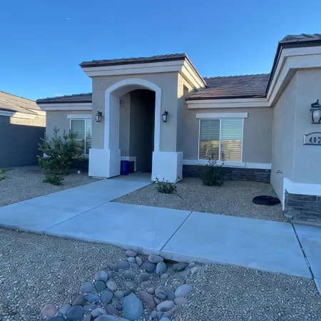 Great for traveling for work or a vacation.  Spacious 4-bedroom house in Kingman