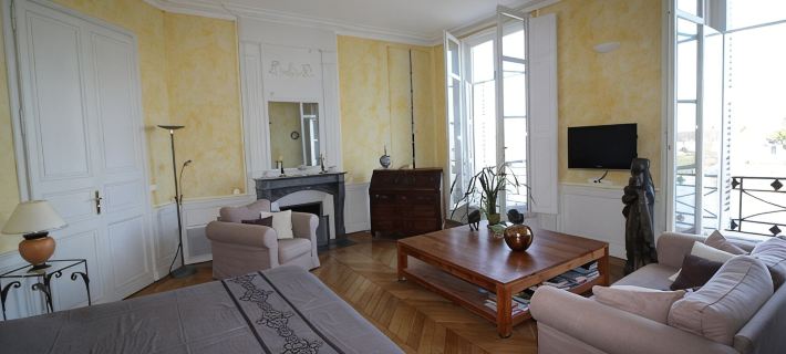 3000 sq f, in the old  Saumur city , along the Loire river. Charm & great views Hotels in Saumur