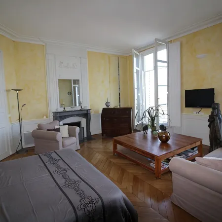 3000 sq f, in the old Saumur city , along the Loire river. Charm & great views