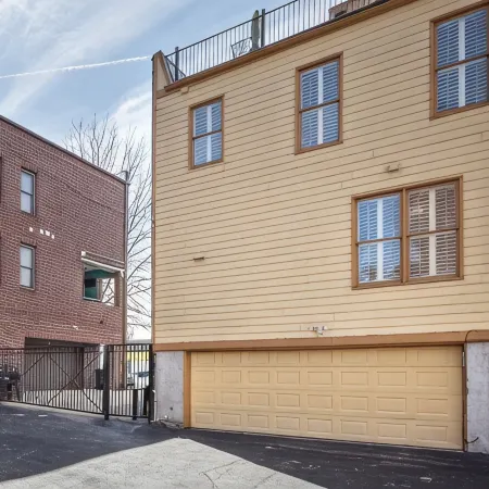 Downtown Memphis Private Garage & Roof Top Patio Walk 2 blocks to Beale Street