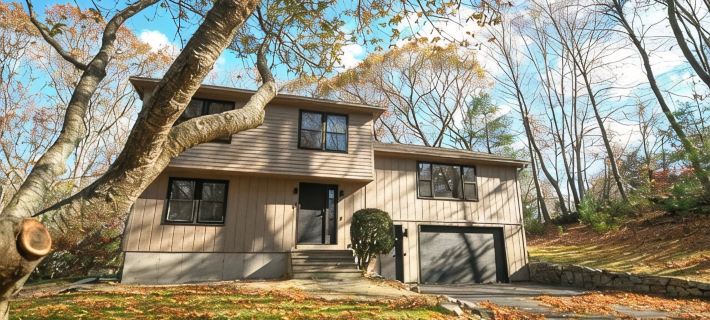 5 Star Coastal Farmhouse- Dog Friendly- 3Br in Westerly! Minutes to Beach & Town Hotels in Westerly