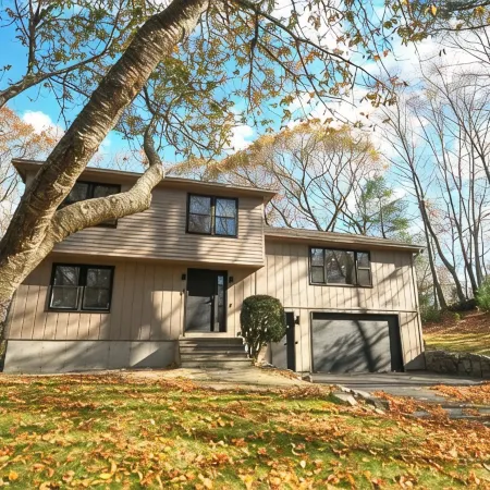5 Star Coastal Farmhouse- Dog Friendly- 3Br in Westerly! Minutes to Beach & Town