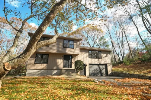 5 Star Coastal Farmhouse- Dog Friendly- 3Br in Westerly! Minutes to Beach & Town - 3-Star