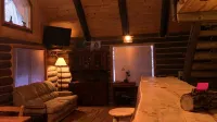 Riverfront Log Cabin, minutes away from your outdoor adventure - 샬레 호텔