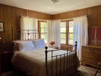 Country Home, outdoor spaces, secluded but close to everything - Homestays