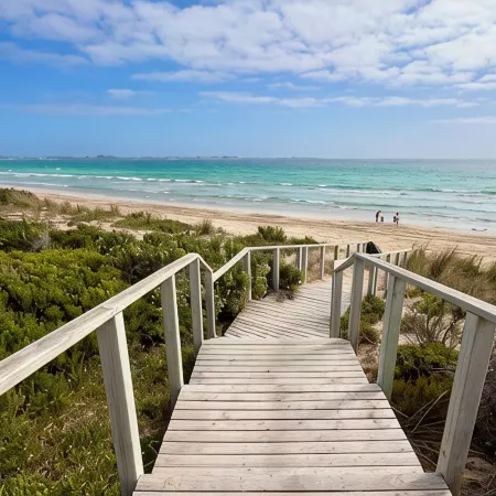Self contained cabin in quiet coastal bushland setting. Pet friendly!