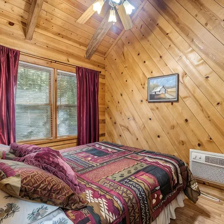 1 Bedroom Cozy Cabin 4 Miles to Downtown Helen!   Fireplace, Kitchen, Fire Pit!