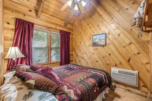 1 Bedroom Cozy Cabin 4 Miles to Downtown Helen!   Fireplace, Kitchen, Fire Pit! - 2-Star
